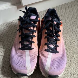 On sneakers good condition. Women size 8